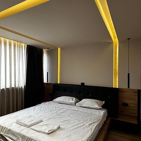 Zet Apartments - Bedroom & Bathroom プリシュティナ エクステリア 写真