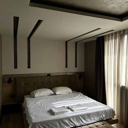 Zet Apartments - Bedroom & Bathroom プリシュティナ エクステリア 写真