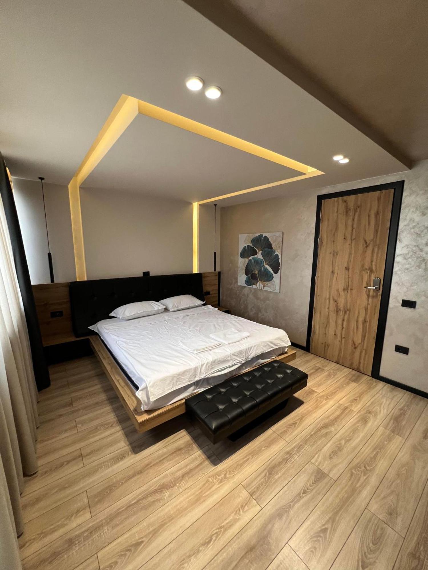 Zet Apartments - Bedroom & Bathroom プリシュティナ エクステリア 写真