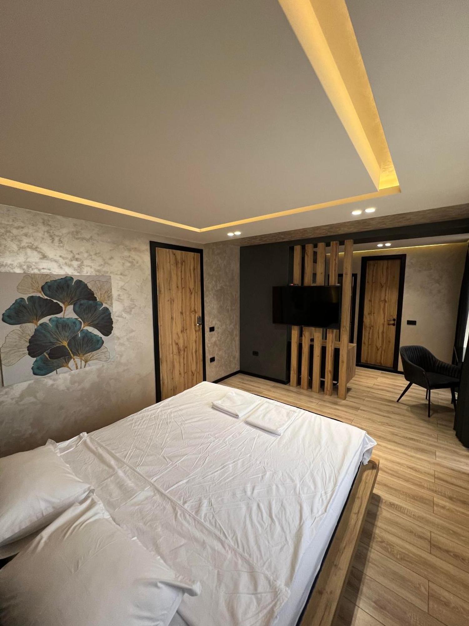 Zet Apartments - Bedroom & Bathroom プリシュティナ エクステリア 写真