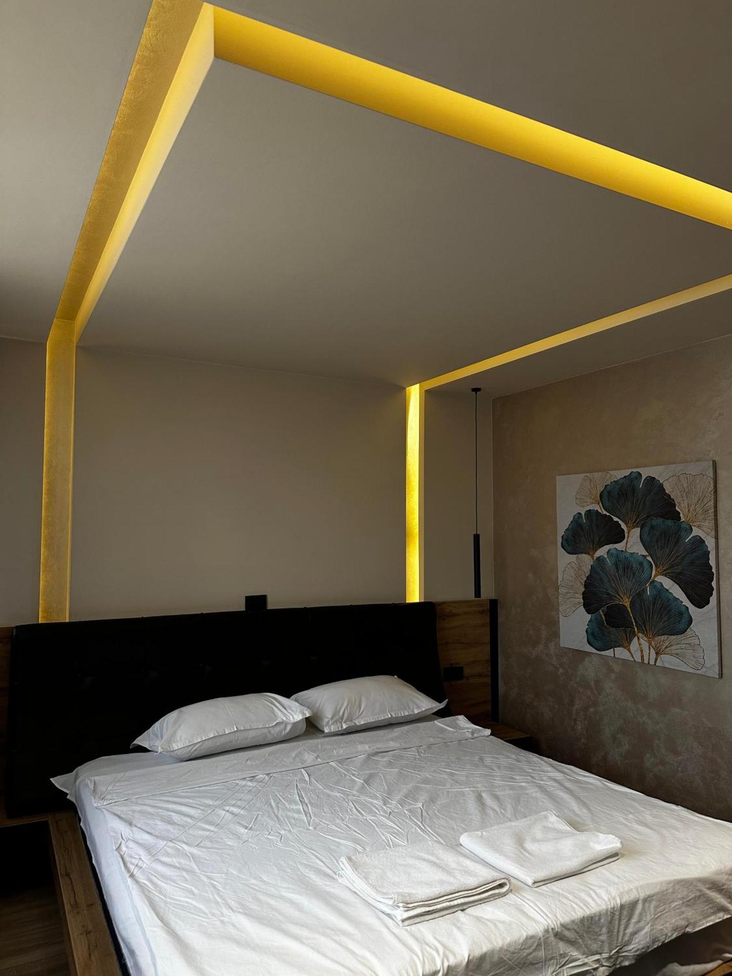 Zet Apartments - Bedroom & Bathroom プリシュティナ エクステリア 写真