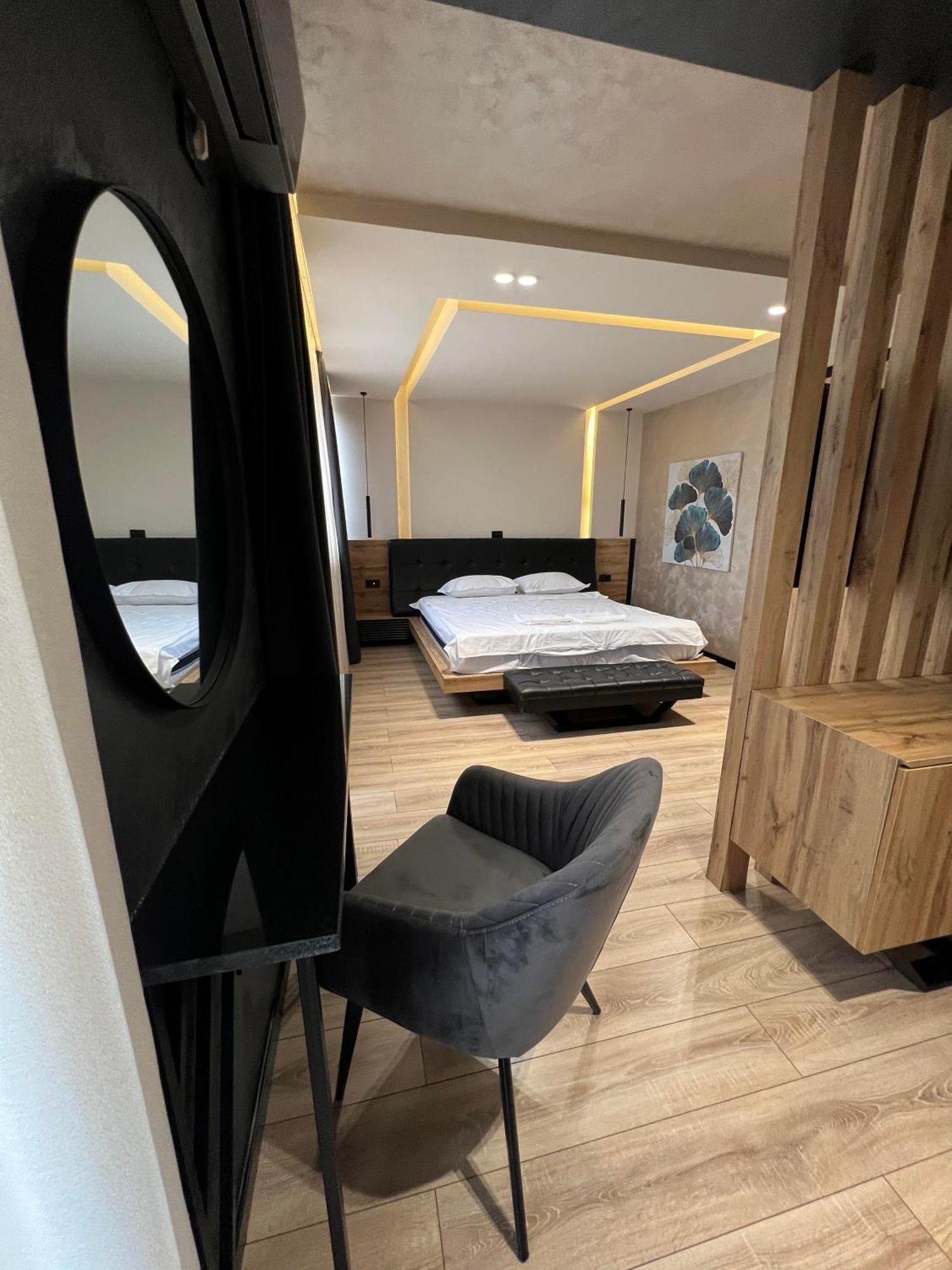 Zet Apartments - Bedroom & Bathroom プリシュティナ エクステリア 写真