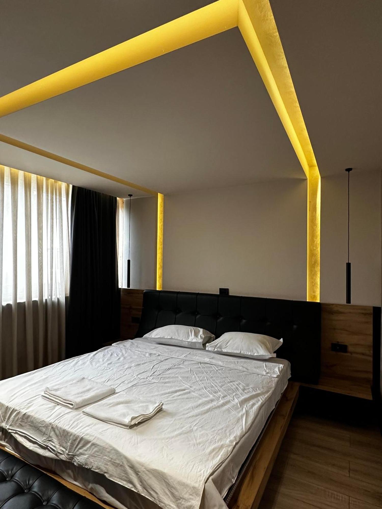Zet Apartments - Bedroom & Bathroom プリシュティナ エクステリア 写真