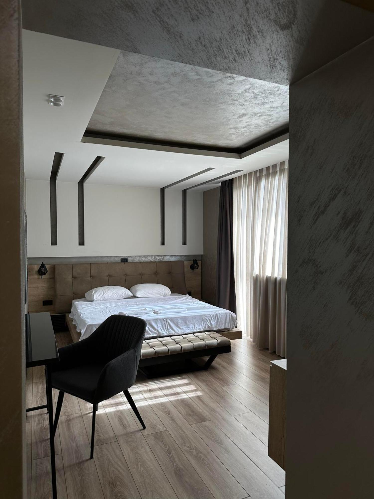 Zet Apartments - Bedroom & Bathroom プリシュティナ エクステリア 写真
