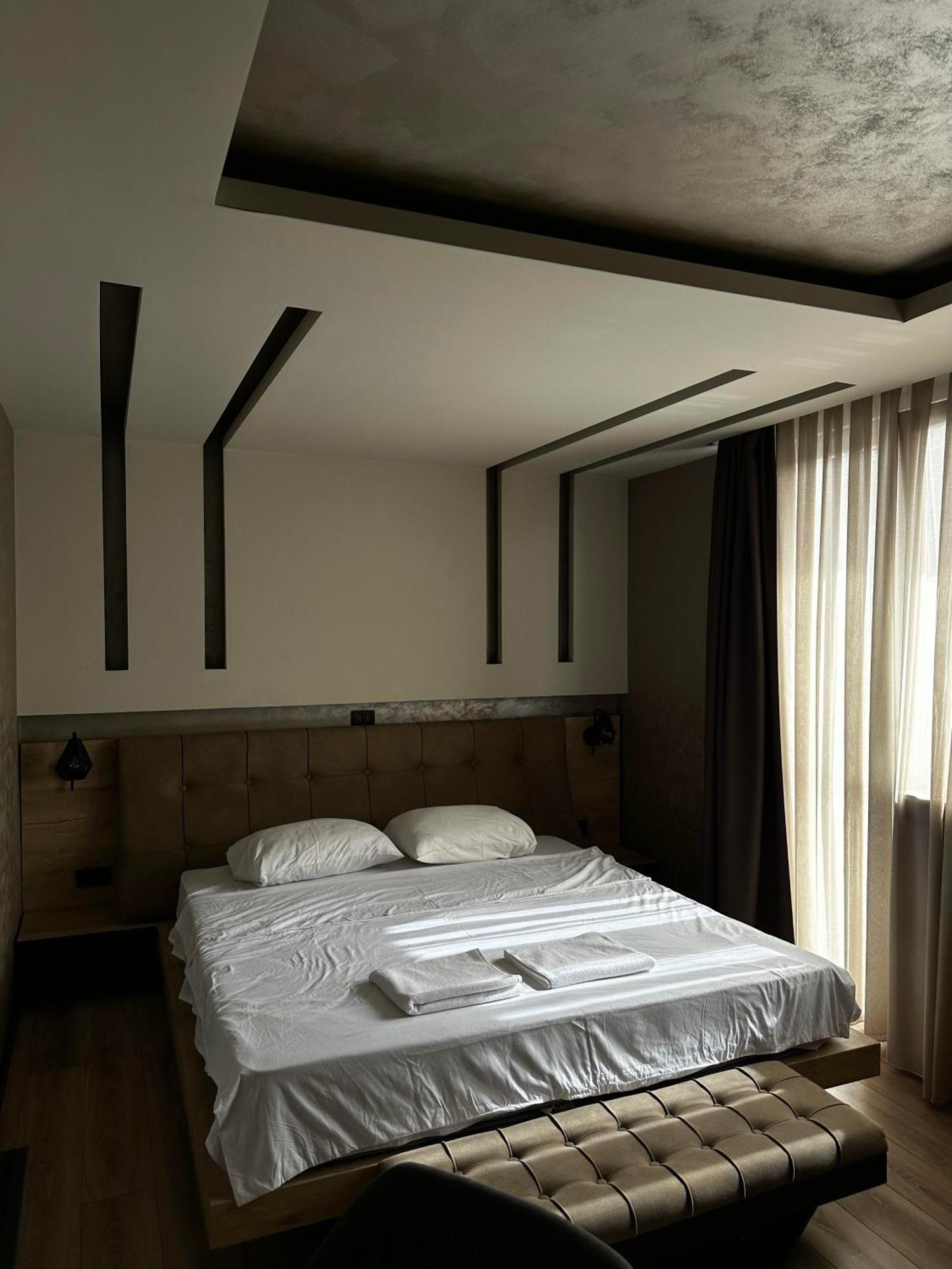 Zet Apartments - Bedroom & Bathroom プリシュティナ エクステリア 写真