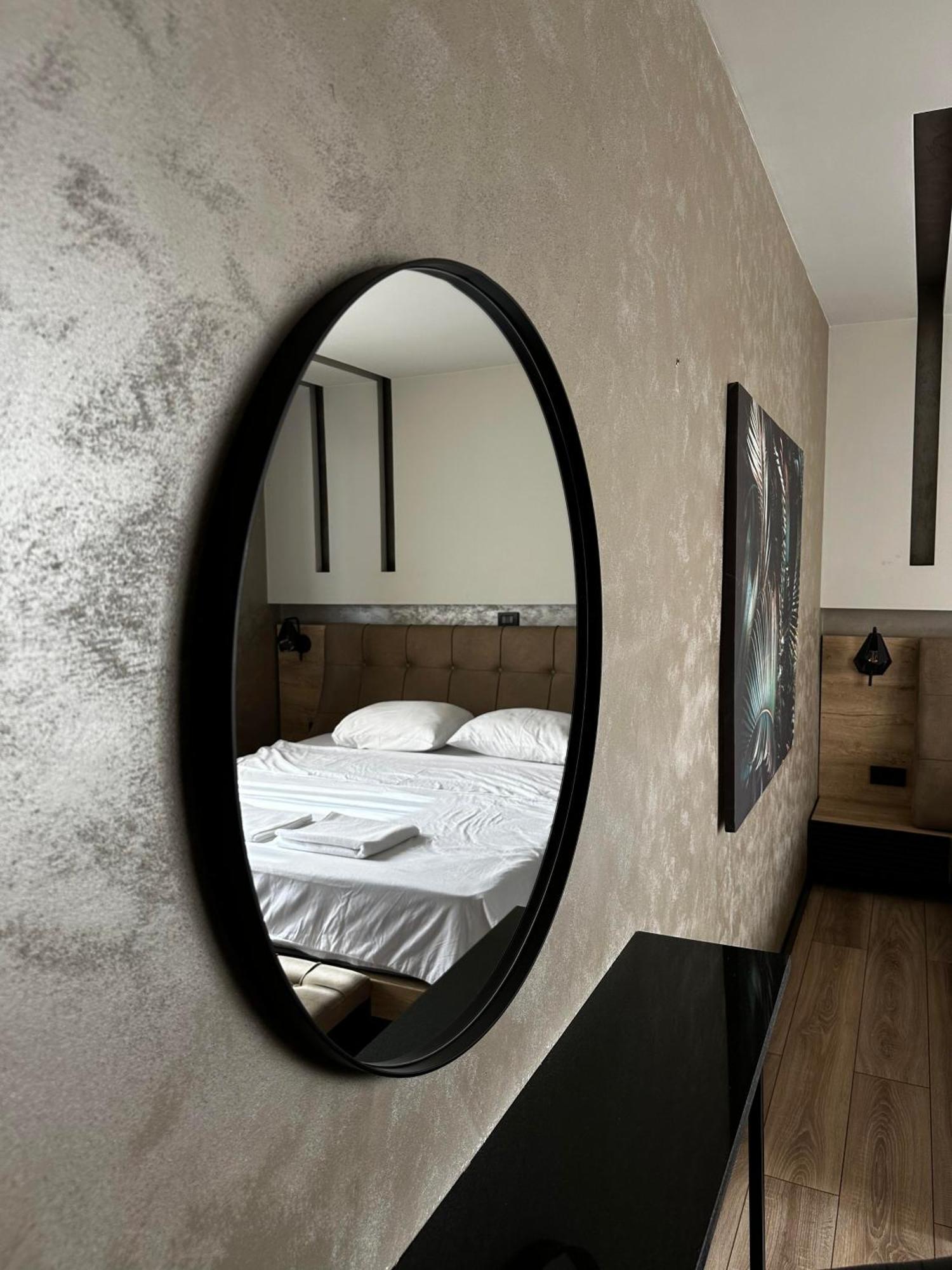 Zet Apartments - Bedroom & Bathroom プリシュティナ エクステリア 写真