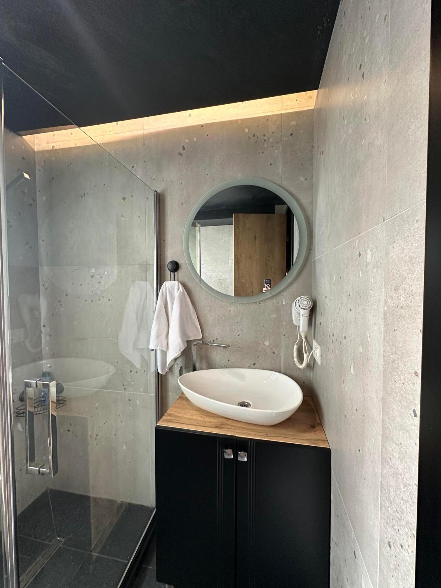 Zet Apartments - Bedroom & Bathroom プリシュティナ エクステリア 写真