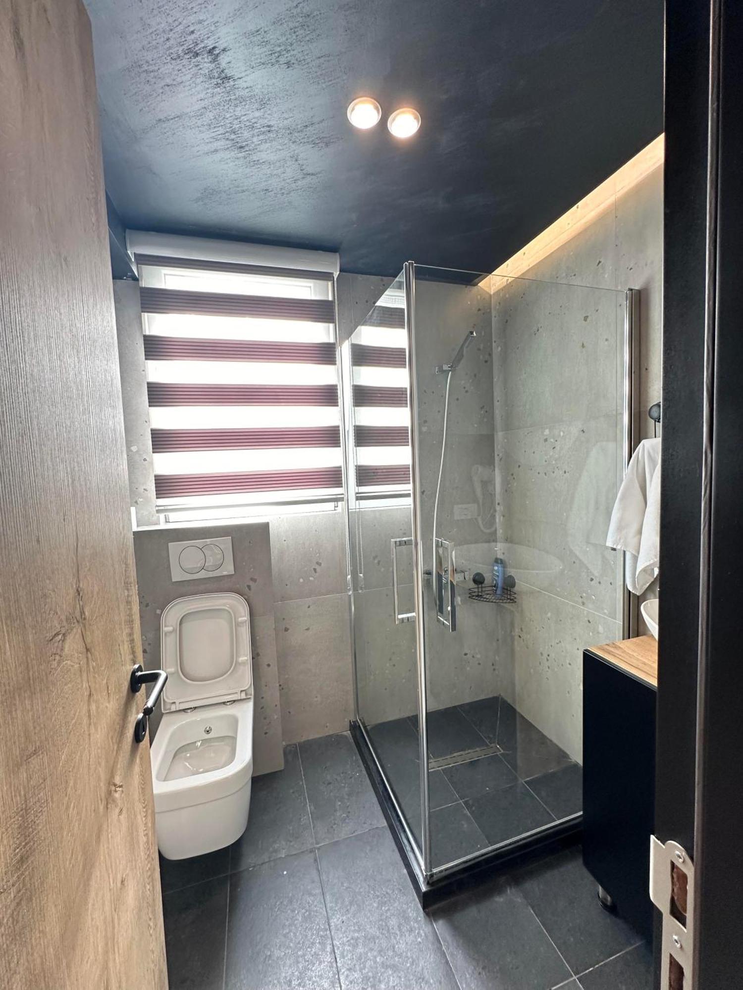 Zet Apartments - Bedroom & Bathroom プリシュティナ エクステリア 写真