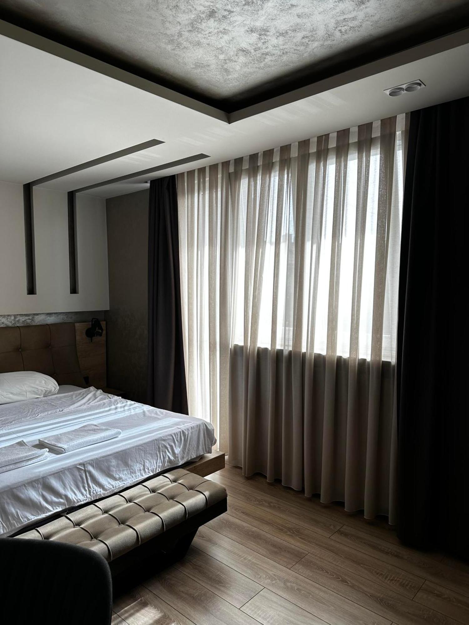 Zet Apartments - Bedroom & Bathroom プリシュティナ エクステリア 写真